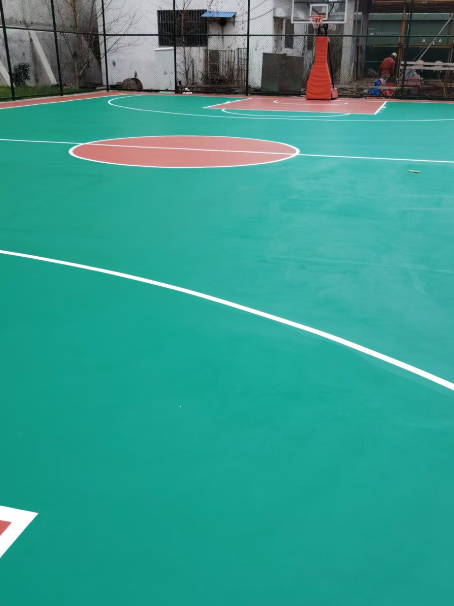 红毛镇 球场长期使用易出现地面开裂